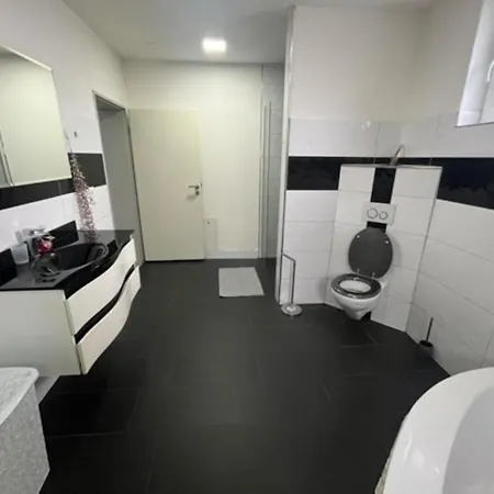 Hani's Grosse Mit Garten